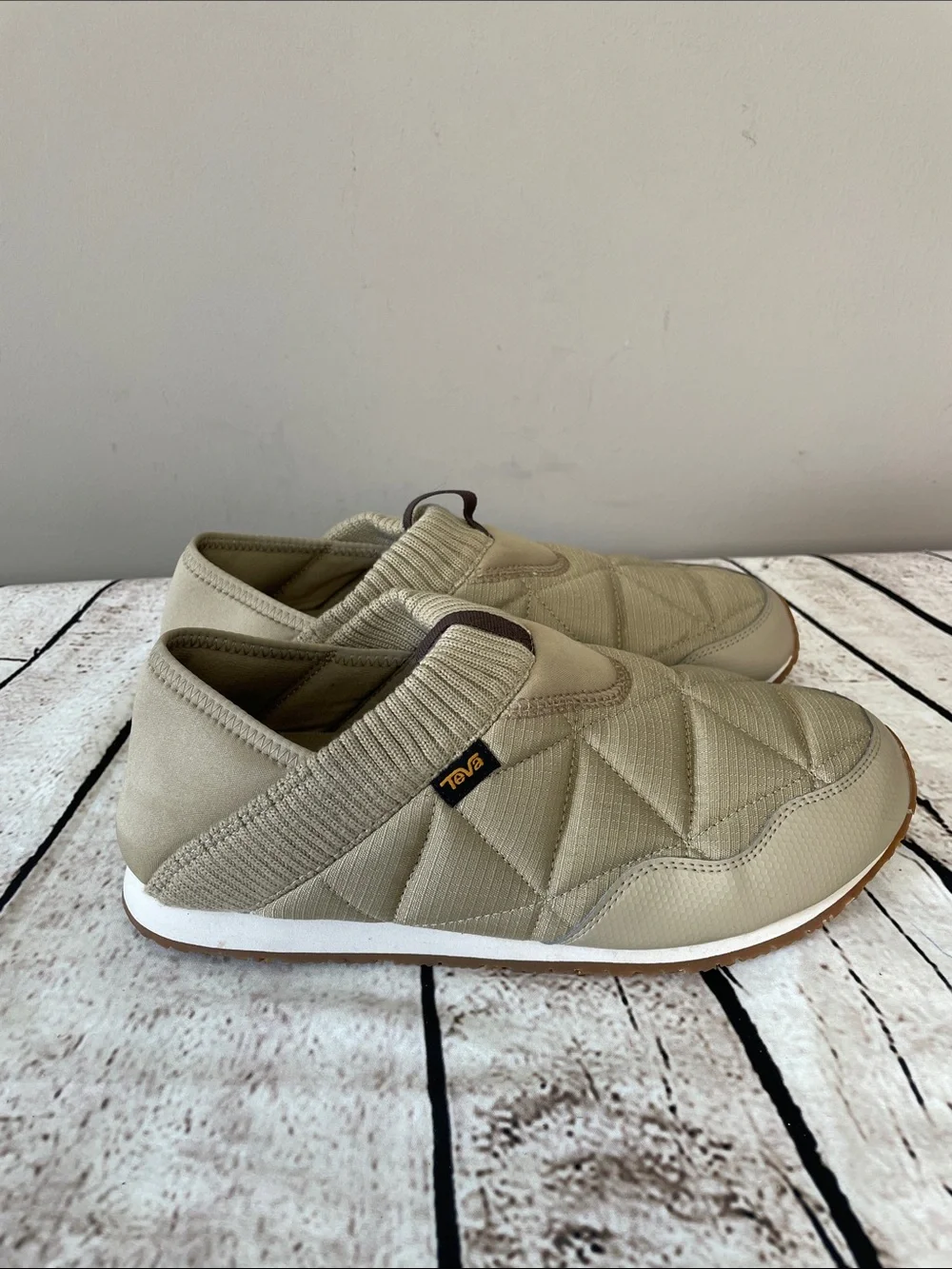 Teva ReEmber Slip-On Quilted Collapsible Heel Women’s 10 Puffer Shoe in Beige